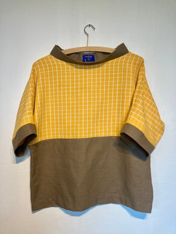 Trine-bluse i solgul og brun