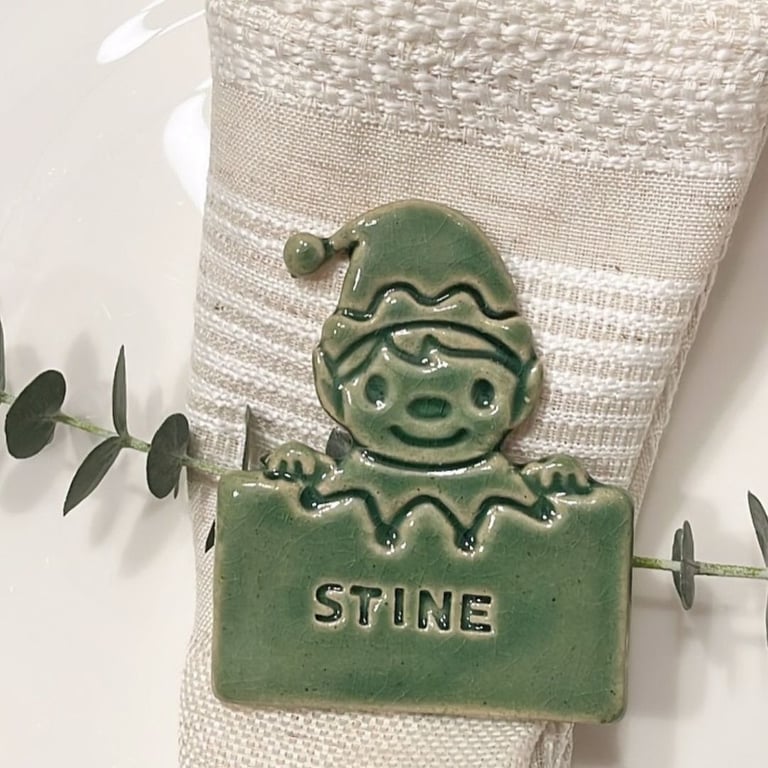 Håndlavet nisse-navneskilt i keramik – perfekt til julebordet