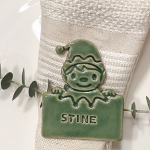 Håndlavet nisse-navneskilt i keramik – perfekt til julebordet – produktbillede