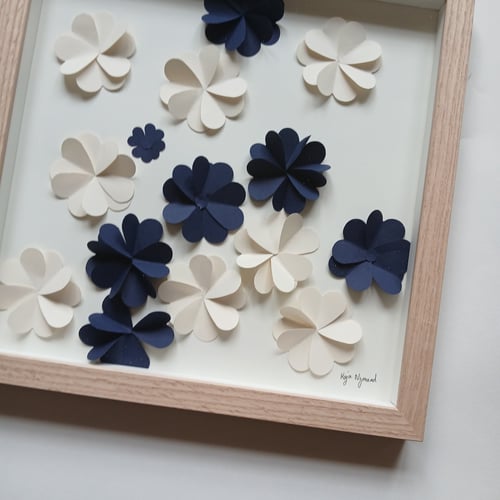 30x30cm 3D papirværk, Marineblå, knækket hvid, indrammet