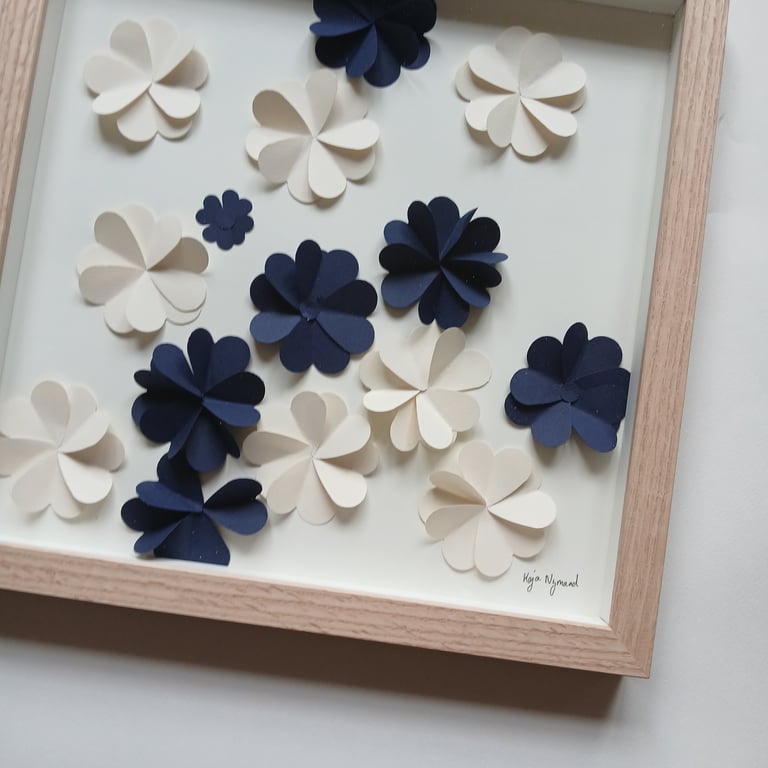 30x30cm 3D papirværk, Marineblå, knækket hvid, indrammet (2)
