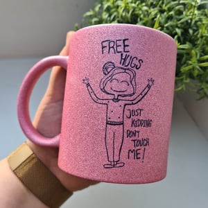 Krus: Free hugs, Just kidding don't touch me Pink Glimmer – produktbillede