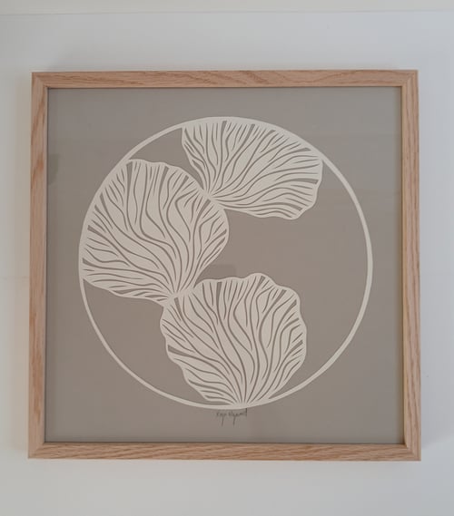 30x30cm papercut, beigegrå, indrammet 