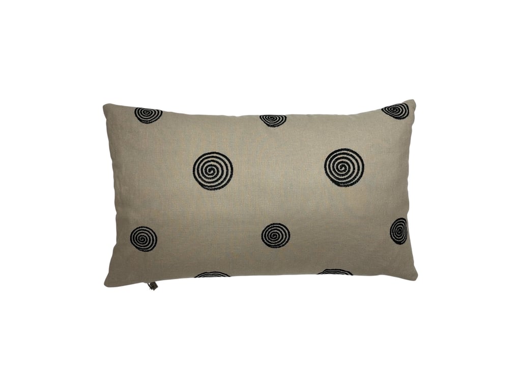 PUDE Sand og sort pude med mønster sorte spiraler  billede 2