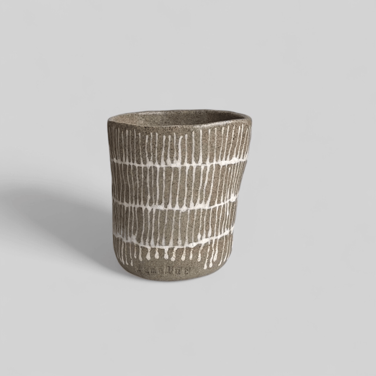 Pinchet kop i mørk stentøjsler. Indeholder cirka 200  ml. 