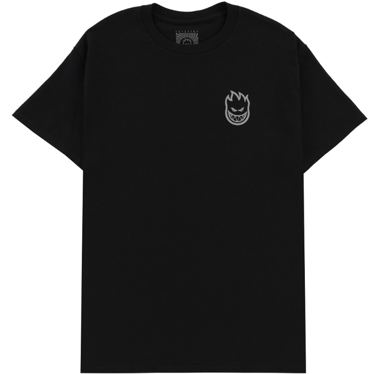 Sort T-shirt med lille gråt flammedesign med ondt smil øverst til venstre.