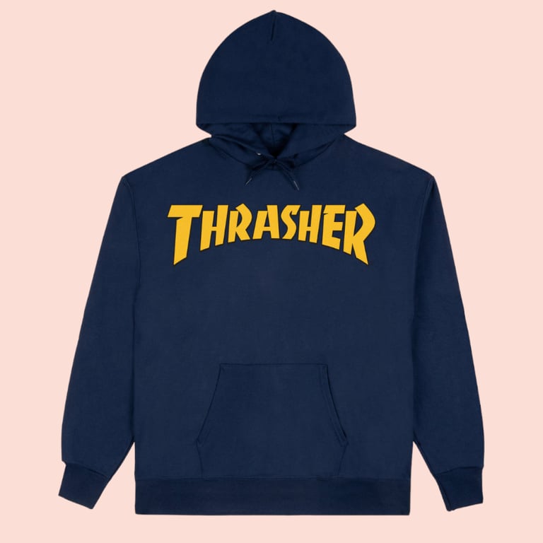 Marineblå hættetrøje med gul "THRASHER" tekst på brystet.