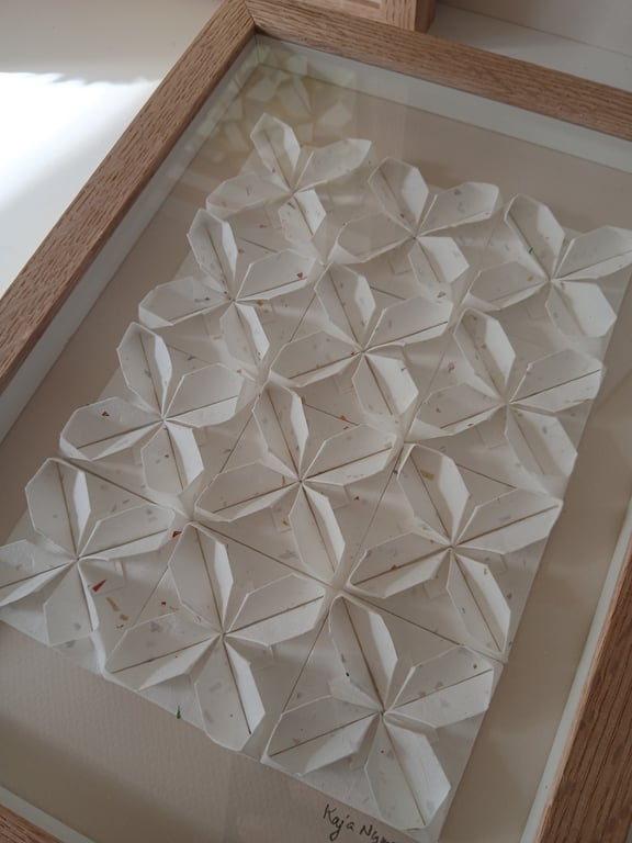 A4, Foldet værk, Tivoli-lys beige, indrammet  (3)