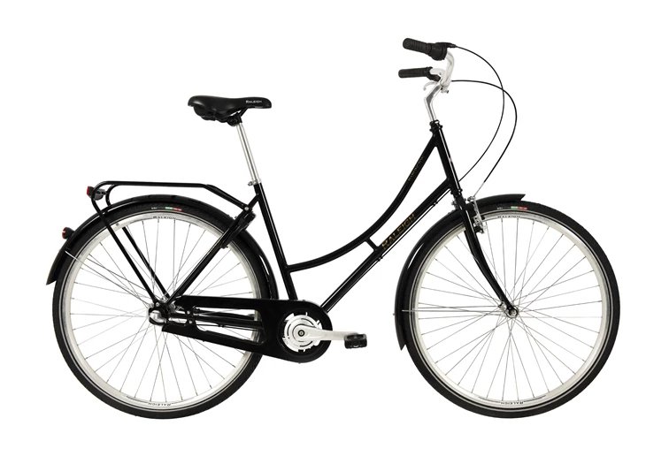 Sort retro damecykel med lav indstigning, skærme, bagagebærer og lygter, set fra siden på hvid baggrund.