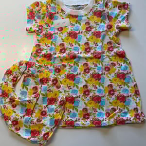 Kjole med korte ærmer og hagesmæk. Størrelse 74 – produktbillede