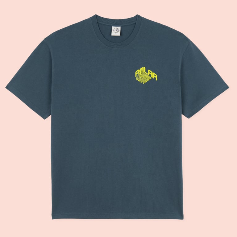 Mørkegrå kortærmet T-shirt med rund hals og gul tekst og grafik øverst til venstre på brystet.
