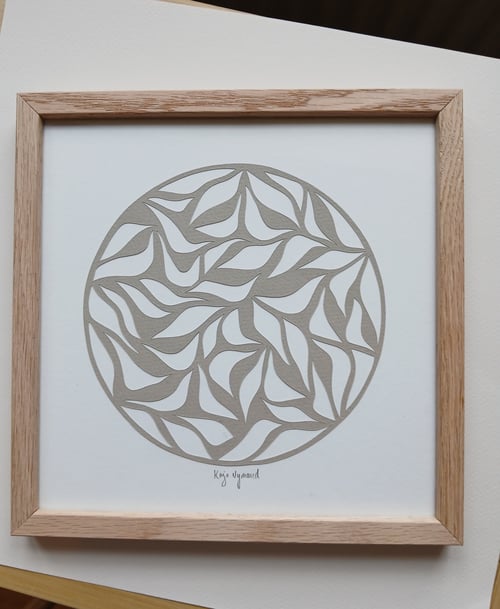 20x20cm papercut, beigegrå, indrammet
