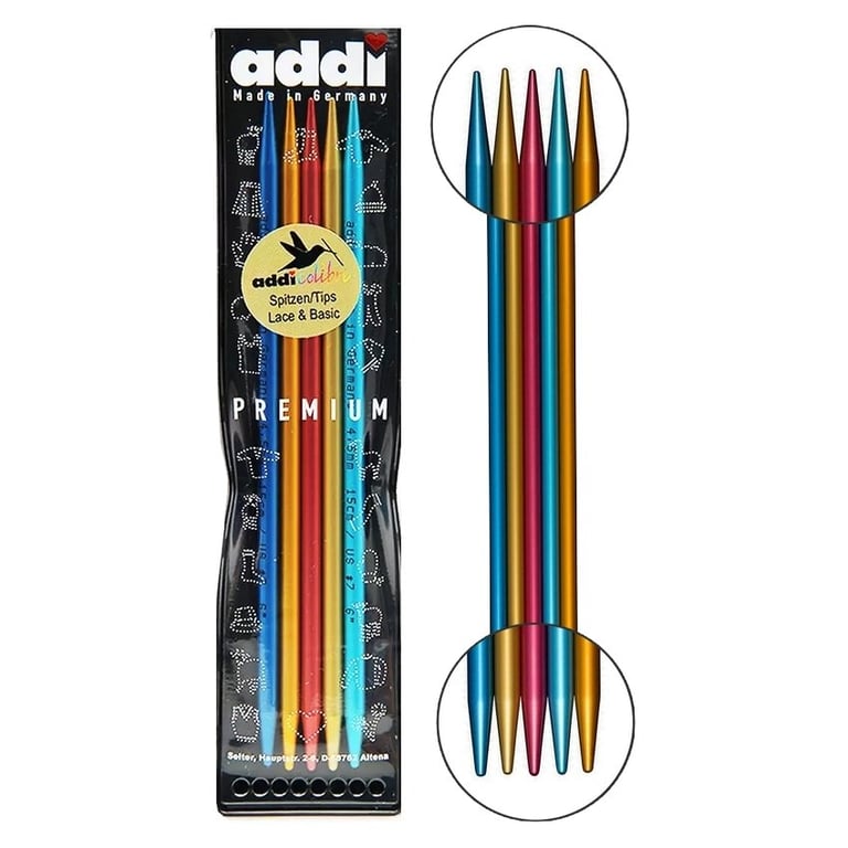 Farverige Addi strikkepinde i metal i blå, gul og pink i emballage med nærbilleder af spidserne.