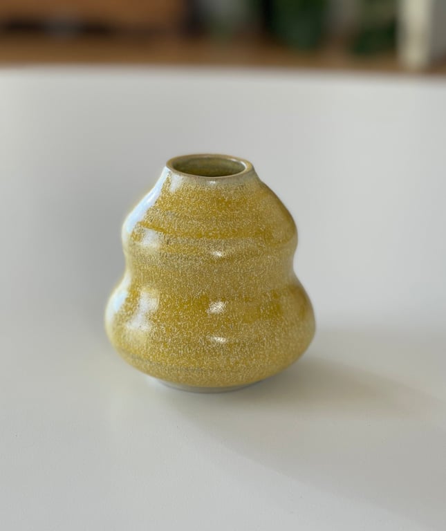 Lille buet vase, hørgul