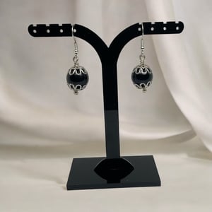 Sorte øreringe  – produktbillede