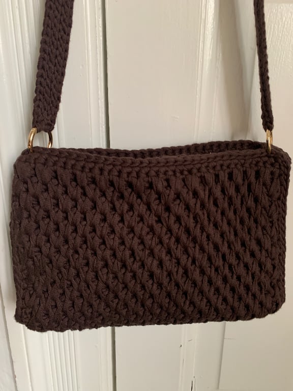 Brun hæklet flet cross-body taske