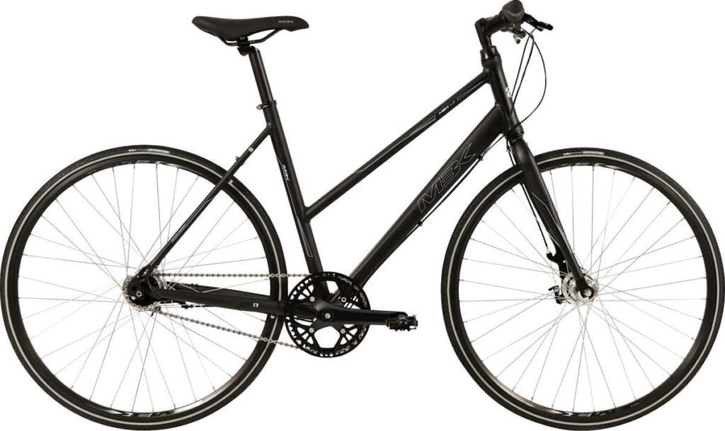 Sort citybike med tynde dæk, lav stelramme og enkelt gear, set fra siden på hvid baggrund.