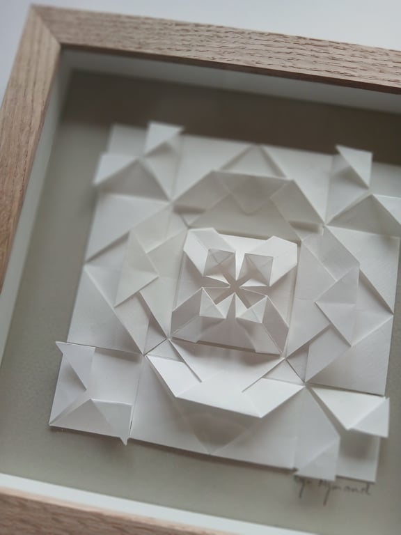 20x20cm foldet værk, hvid-beigegrå, Indrammet  (3)