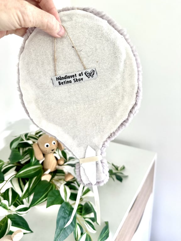 Tuftet farverig ballon (lille)- Håndlavet vægkunst i uld. billede 4