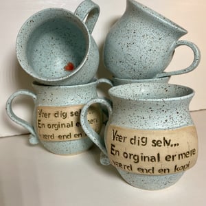 Krus med tekst - Vær dig selv, en original er mere værd end en kopi. – produktbillede