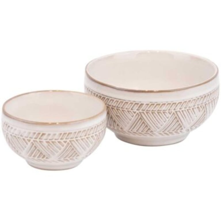 To skåle i keramisk materiale med mønstret relief og glat kant, begge i lyse neutrale farver.