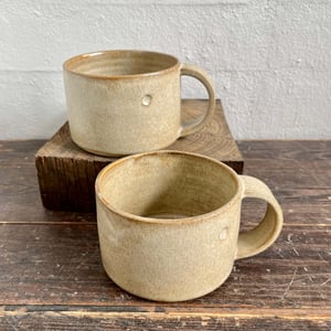 Kop med hank, sand – produktbillede