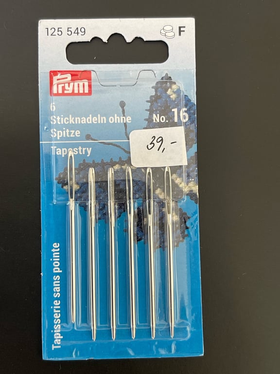 Pakke med 6 store, spidsløse broderinåle fra Prym til tapisserie, størrelse nummer 16, med prismærkat på 39 kroner.