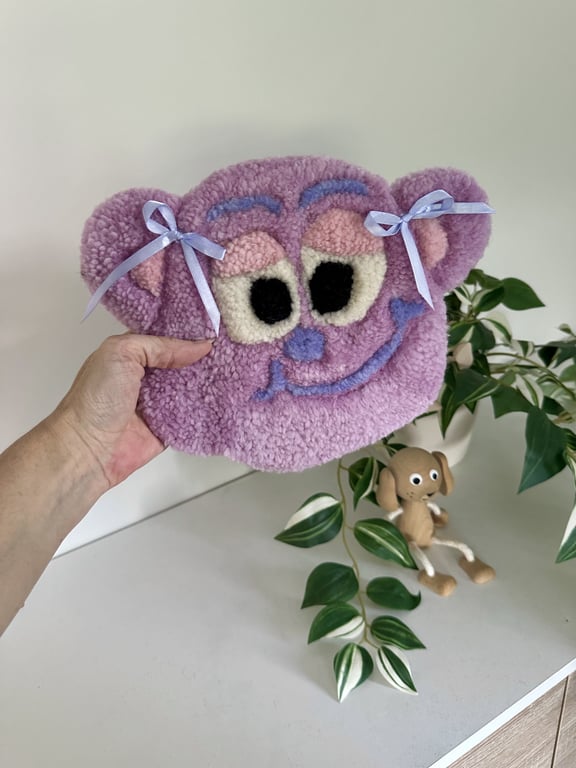 Tuftet Sløjfe Bodil som vægophæng i 100% uld – Håndlavet til børneværelset 