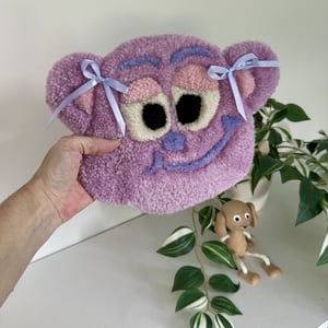 Tuftet Sløjfe Bodil som vægophæng i 100% uld – Håndlavet til børneværelset  – produktbillede