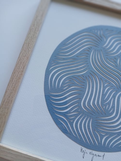 20x20cm papercut, dueblå, indrammet 