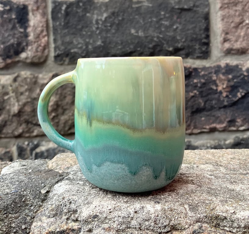 Hånddrejet kop/krus med hank