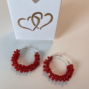 Mørke rødeperler snoet omkring creolerne – produktbillede