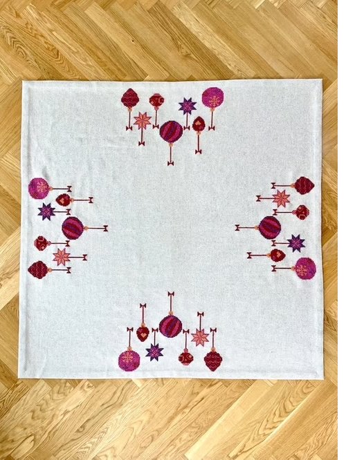 Juletræstæppe med julekugler