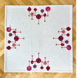 Juletræstæppe med julekugler – produktbillede