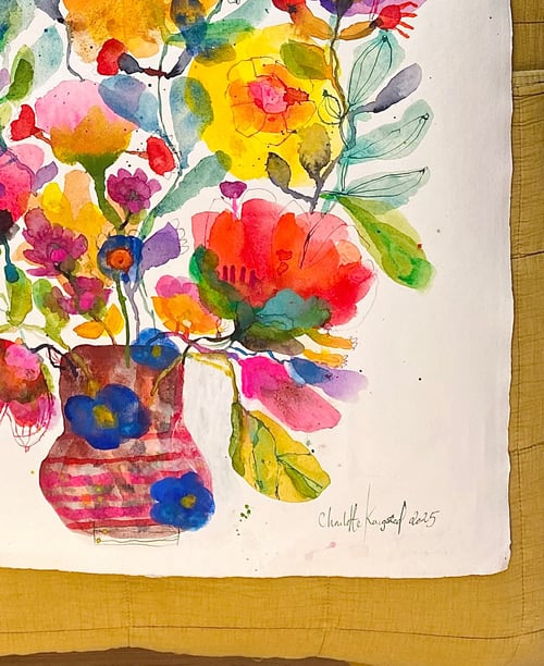 Brun stribet vase med blomsterhav (5)