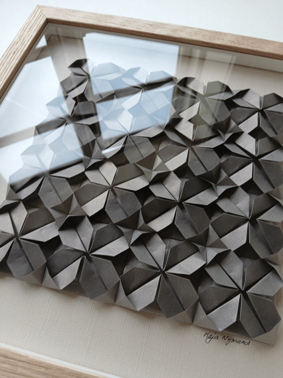 30x30cm foldet papirværk, beigebrun, indrammet billede 2