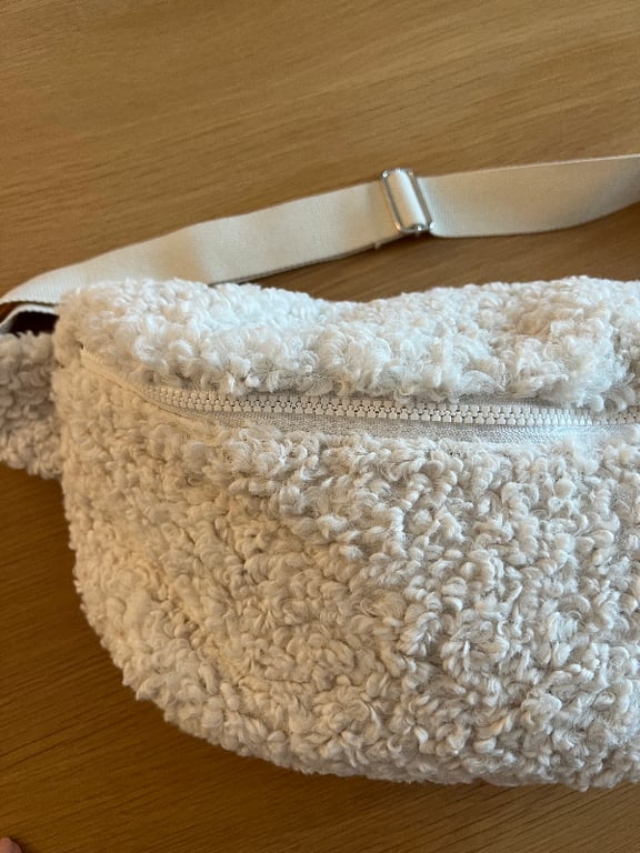 Stor bum bag i råhvidt pels billede 3