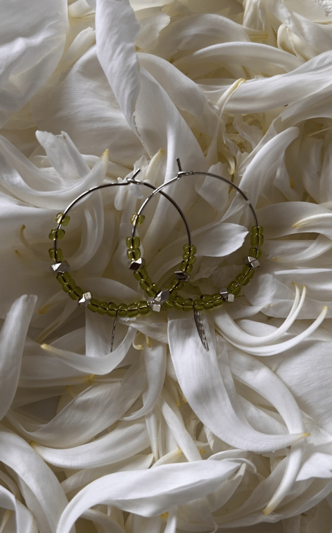 Creoles med grønne perler og blade