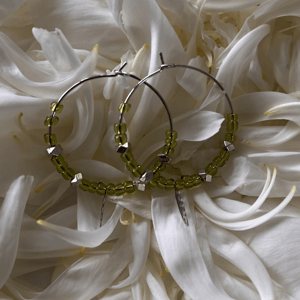 Creoles med grønne perler og blade – produktbillede