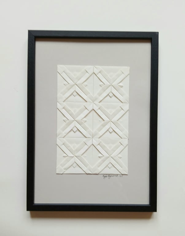 A4 foldet papirværk, perlegrå, indrammet