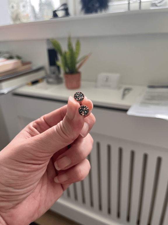 Rose guld stål øreringe bezel sæt med grå og rosa guld krystal. billede 2