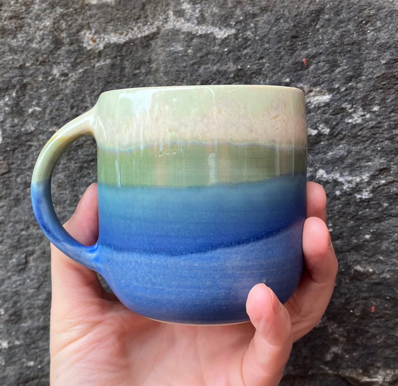 Hånddrejet kop med hank