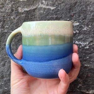 Hånddrejet kop med hank – produktbillede