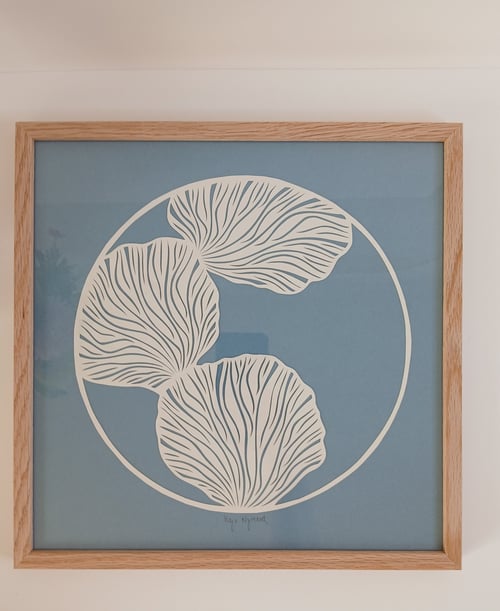 30x30cm papercut,, dueblå, indrammet 