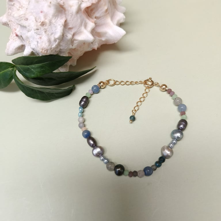 Grøn/brun/blå/rosa armbånd