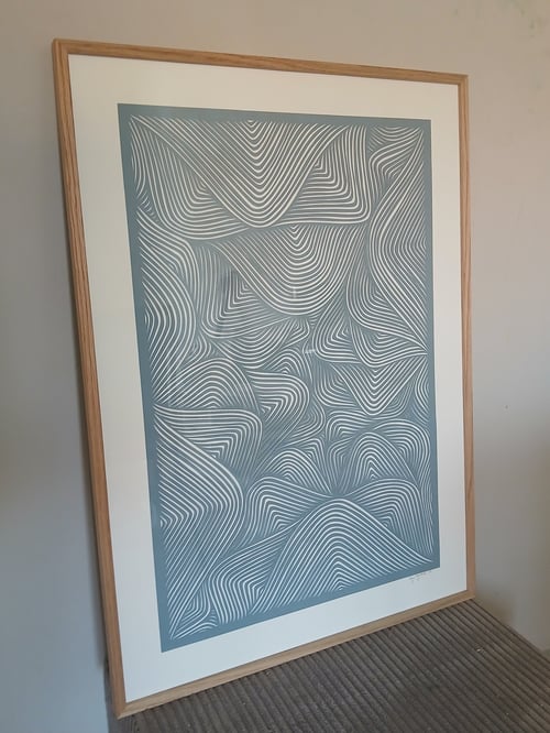 50x70cm, dueblå papercut, indrammet 