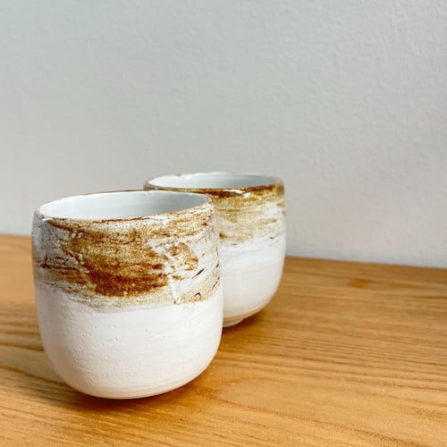 Små kopper i hvid og brun glasur – flat white størrelse (3)