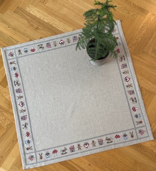 Lille - Juletræstæppe Gingerbread 2028-9 Str. 109 x 109 cm.
