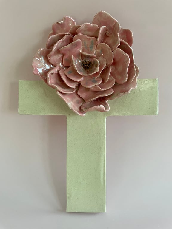 Kors i keramik - håndlavet med stor rosa blomst