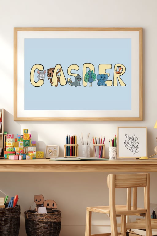 Billedet viser en børneværelsesvæg med en indrammet blå plakat, hvor navnet "CASPER" er skrevet med store bogstaver, hver bogstav dekoreret med forskellige dyr som mus, hund, sæl, påfugl, koala og fugl.